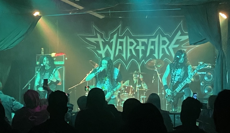 Warfare en concierto con luces verdes