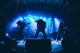 Warfare en concierto con luces azules